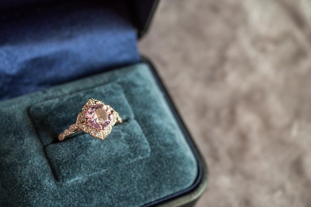 Bague en diamant rose vintage de luxe dans une boîte-cadeau de bijoux