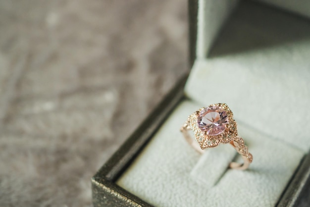 Bague en diamant rose vintage de luxe dans une boîte-cadeau de bijoux