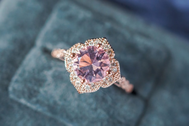 Bague en diamant rose vintage de luxe dans une boîte-cadeau de bijoux