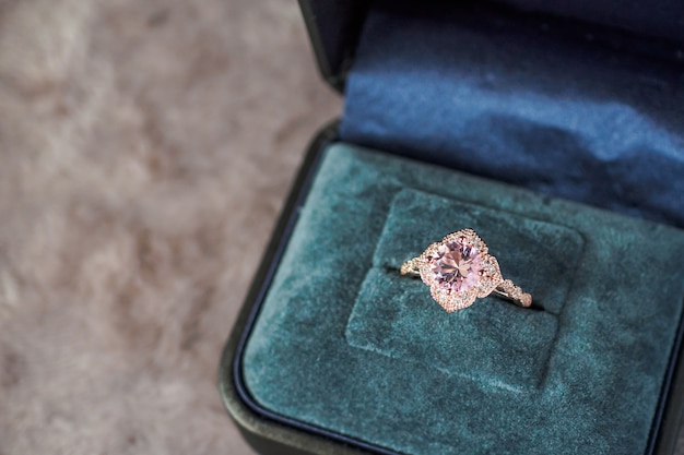 Bague en diamant rose vintage de luxe dans une boîte-cadeau de bijoux