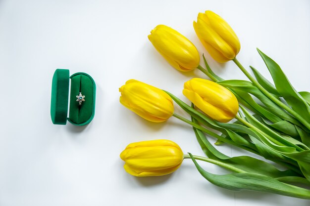 Bague dorée, tulipes jaunes