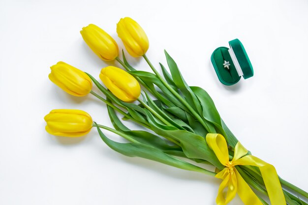 Bague dorée, tulipes jaunes