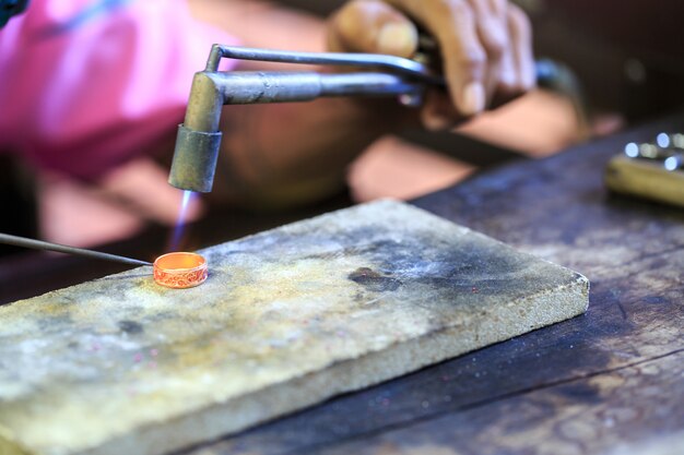 Bague de fabrication d&#39;orfèvre