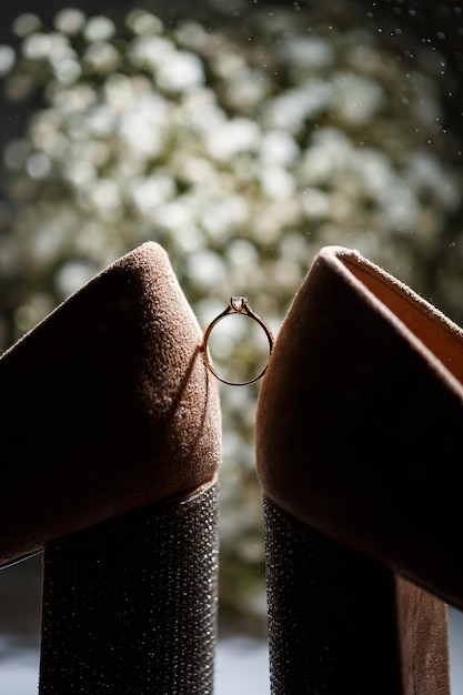 Bague de fiançailles de la mariée le jour du mariage avec de belles chaussures de vacances