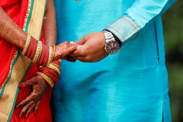 Bague de fiançailles en or dans la main de couple