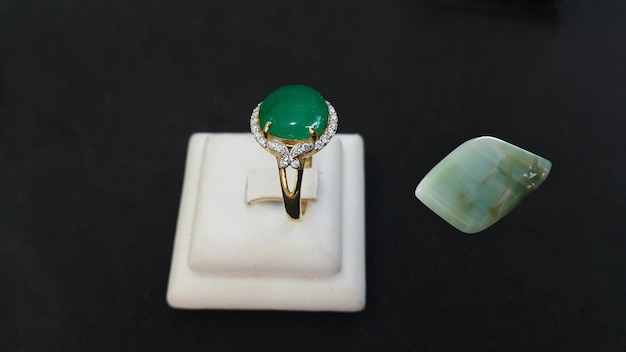 Bague jade Naturel couleur vert pétillant