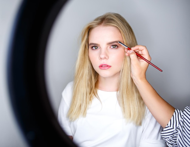 Bague avec la lumière constante pour un maquillage éclairant Shine to the girl model for a beauty photoshoot