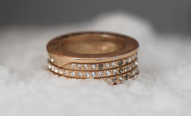 bague de mariage avec diamants isolés sur glace