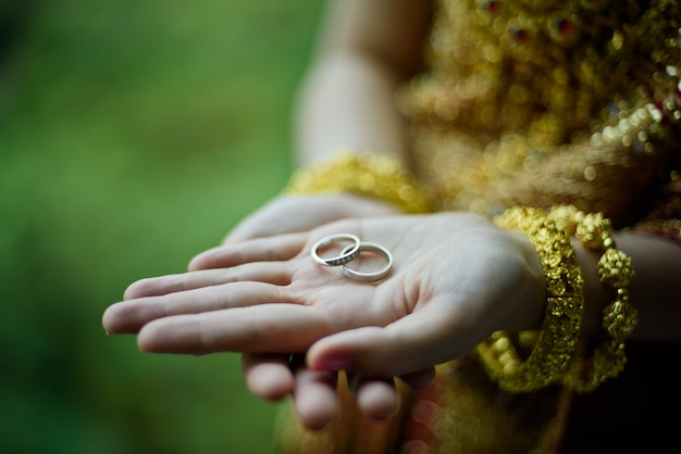 bague de mariage sur la main de la mariée