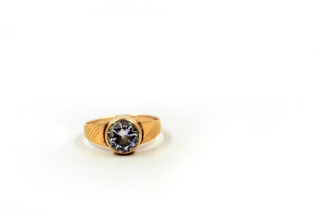 Photo bague en or avec diamant sur fond blanc