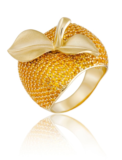 Une bague en or en forme de pomme