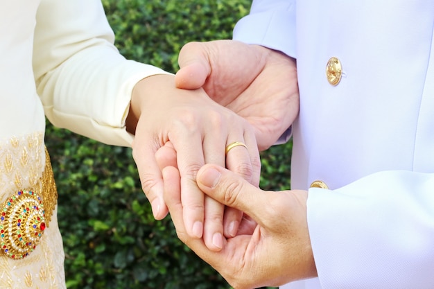 Bague en or sur la main