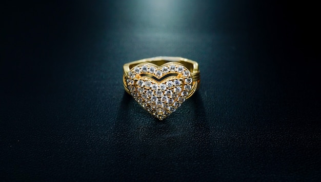 bague en or pour femme avec un motif coeur