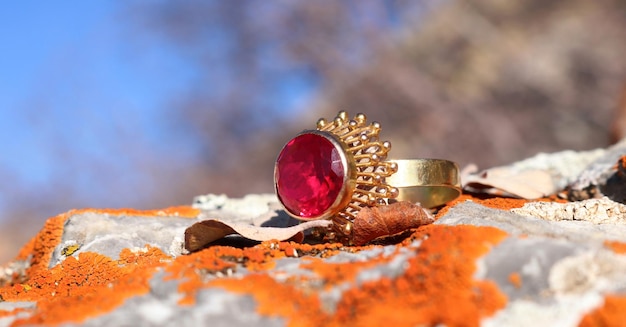 Bague en or sur le rocher