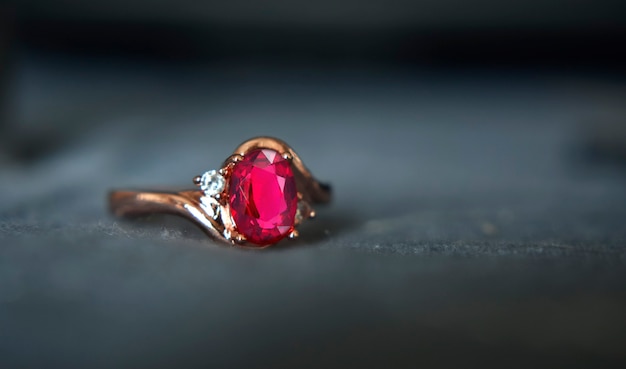 bague en or avec rubis rouge