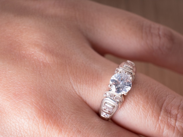 Bague en pierre gemme sur la main de femme