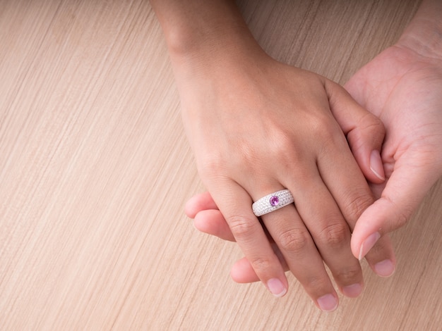 Bague en pierre gemme sur la main de femme