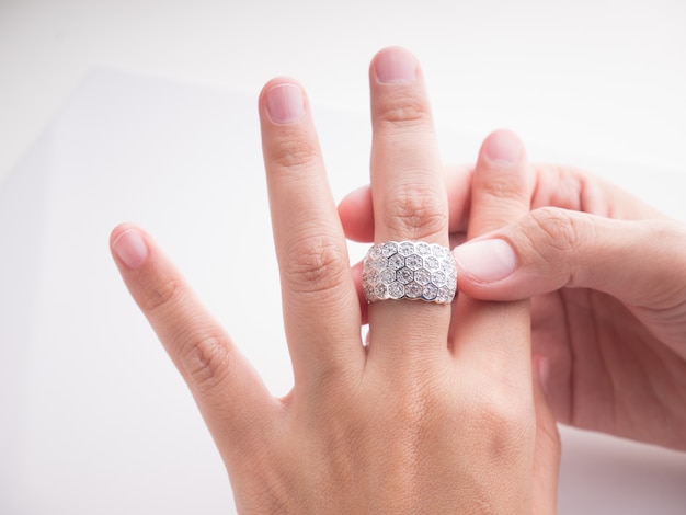 Bague en pierre gemme sur table de brillance blanc main femme