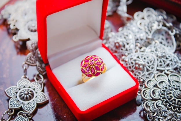 Bague saphir rouge doré.