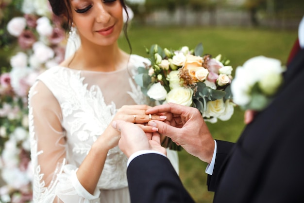 Bagues de fiançailles de mariage Le marié a mis une bague au doigt de sa charmante épouse Détails du mariage Concept