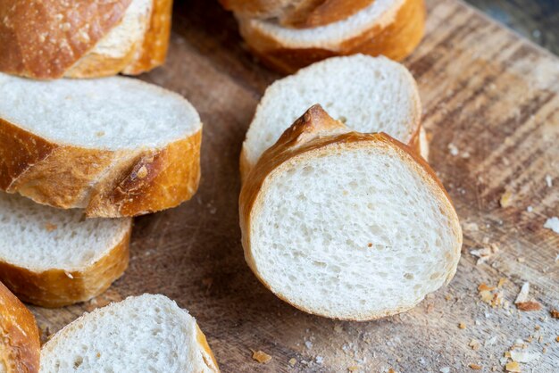 Une baguette de blé coupée en morceaux se bouchent