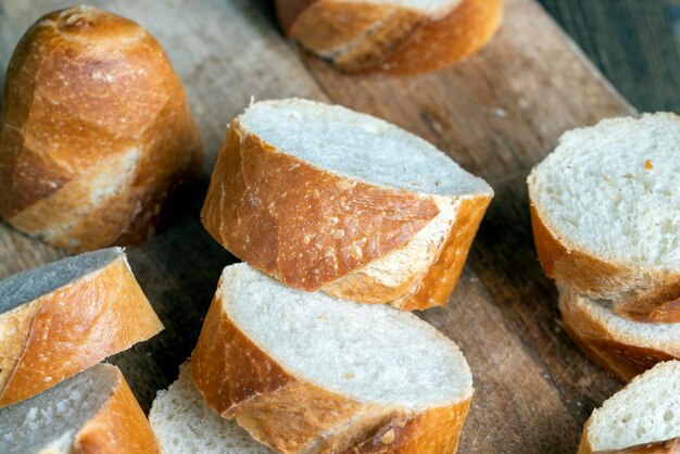 Une baguette de blé coupée en morceaux se bouchent