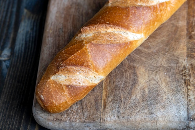 Une baguette de blé entier non coupée en morceaux