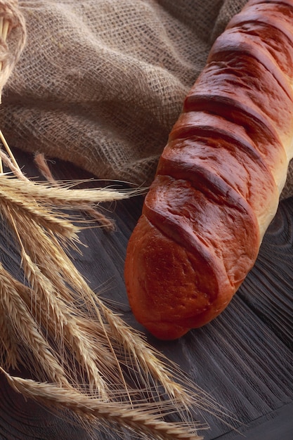 Baguette et blé sur la table en bois