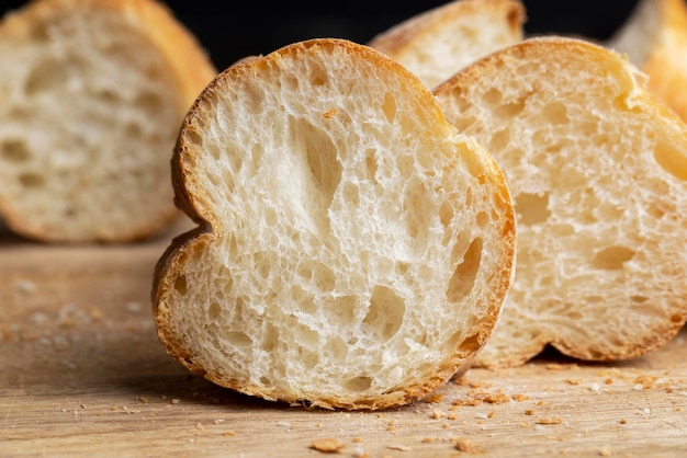 Baguette de blé en tranches sur une planche