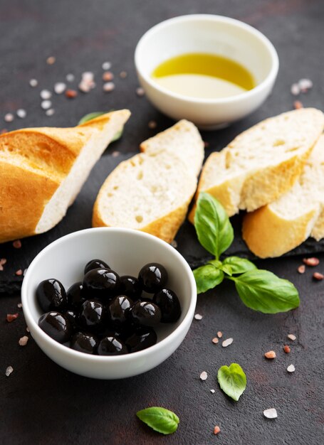 Baguette croustillante fraîche en tranches avec olive et épices