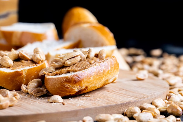 Baguette fraîche de blé et pâte de cacahuète