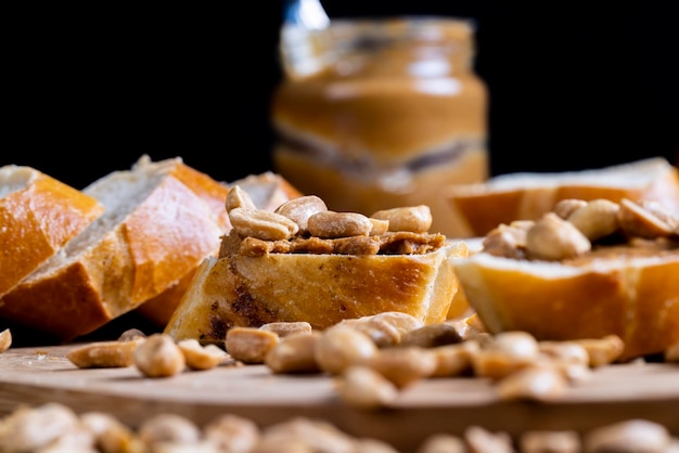 Baguette fraîche de blé et pâte de cacahuète