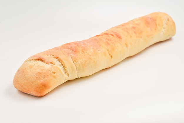 Baguette fraîche isolée en blanc