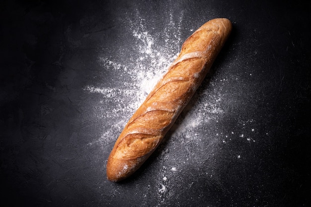 Photo baguette française croustillante aux éclaboussures de farine de blé