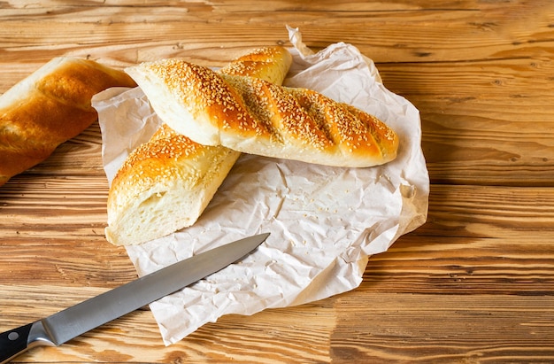 Baguette française sur fond de bois blanc