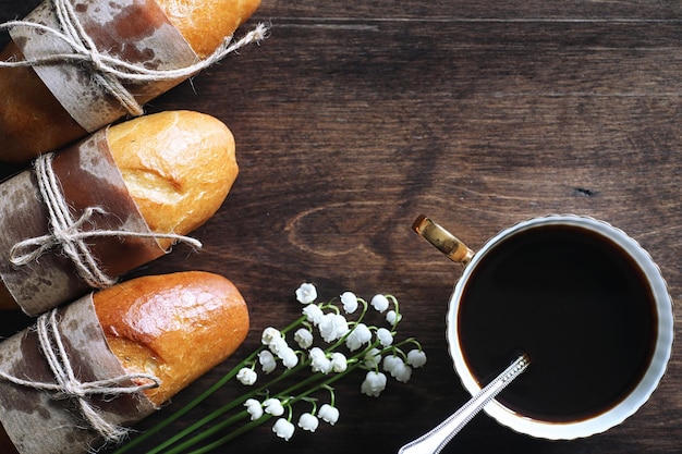 Baguette française fraîchement cuite sur une table en bois