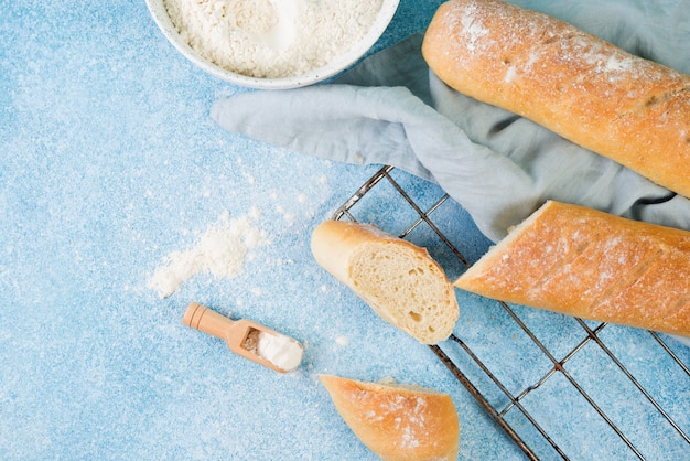 Baguette française maison, simple nourriture faite maison, vue de dessus