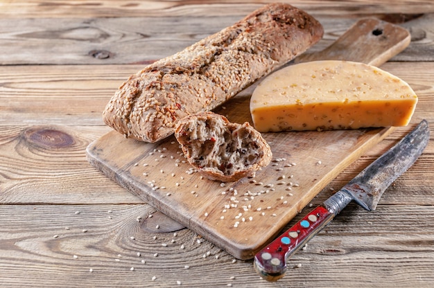 Baguette et fromage aux épices et fines herbes. Concept de nourriture bio savoureuse et saine