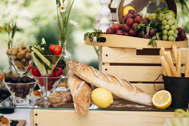 Photo baguette et fruits et raisins sur la table des collations de mariage