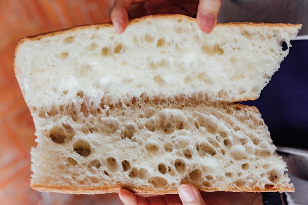 Photo baguette intérieure avec trous d'aération. pain fait maison par artisan.