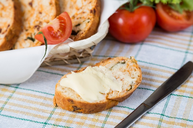 Baguette maison tranchée blanche avec tomates séchées