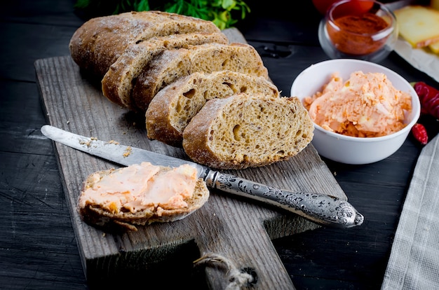 Baguette noire coupée en morceaux et beurre épicé