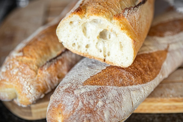 baguette pain frais français portion fraîche repas sain régime alimentaire collation sur la table nourriture
