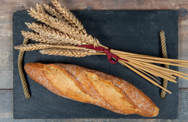 Baguette ou pain français et quelques épis de blé