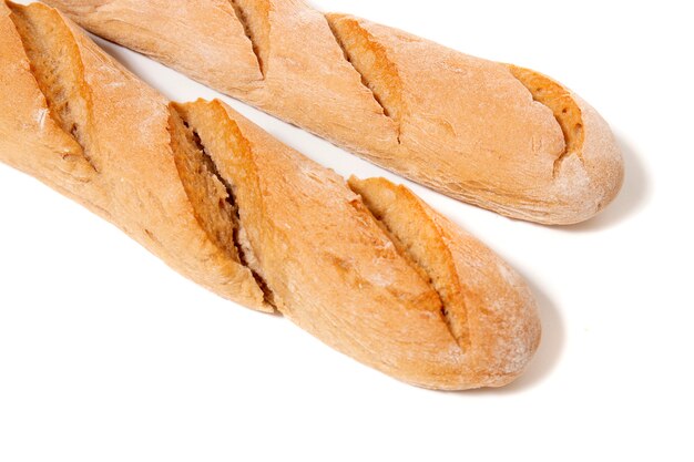 Baguette traditionnelle sur fond blanc