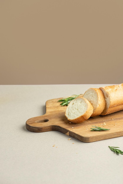 Baguette tranchée aux herbes sur fond beige