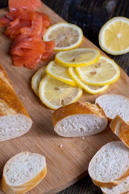 Baguette tranchée pendant la cuisson dans la cuisine