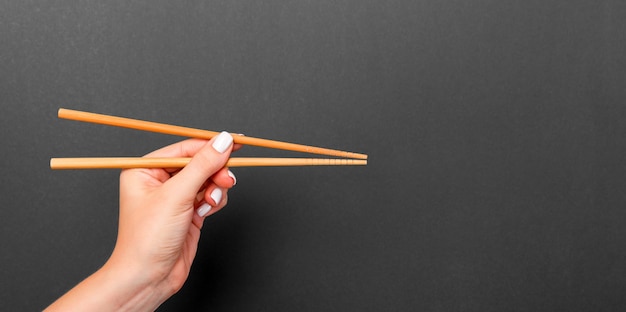 Baguettes en bois en main féminine