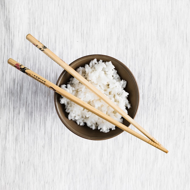 Baguettes Sur Bol Avec Du Riz