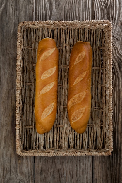 Photo baguettes dans un panier en osier